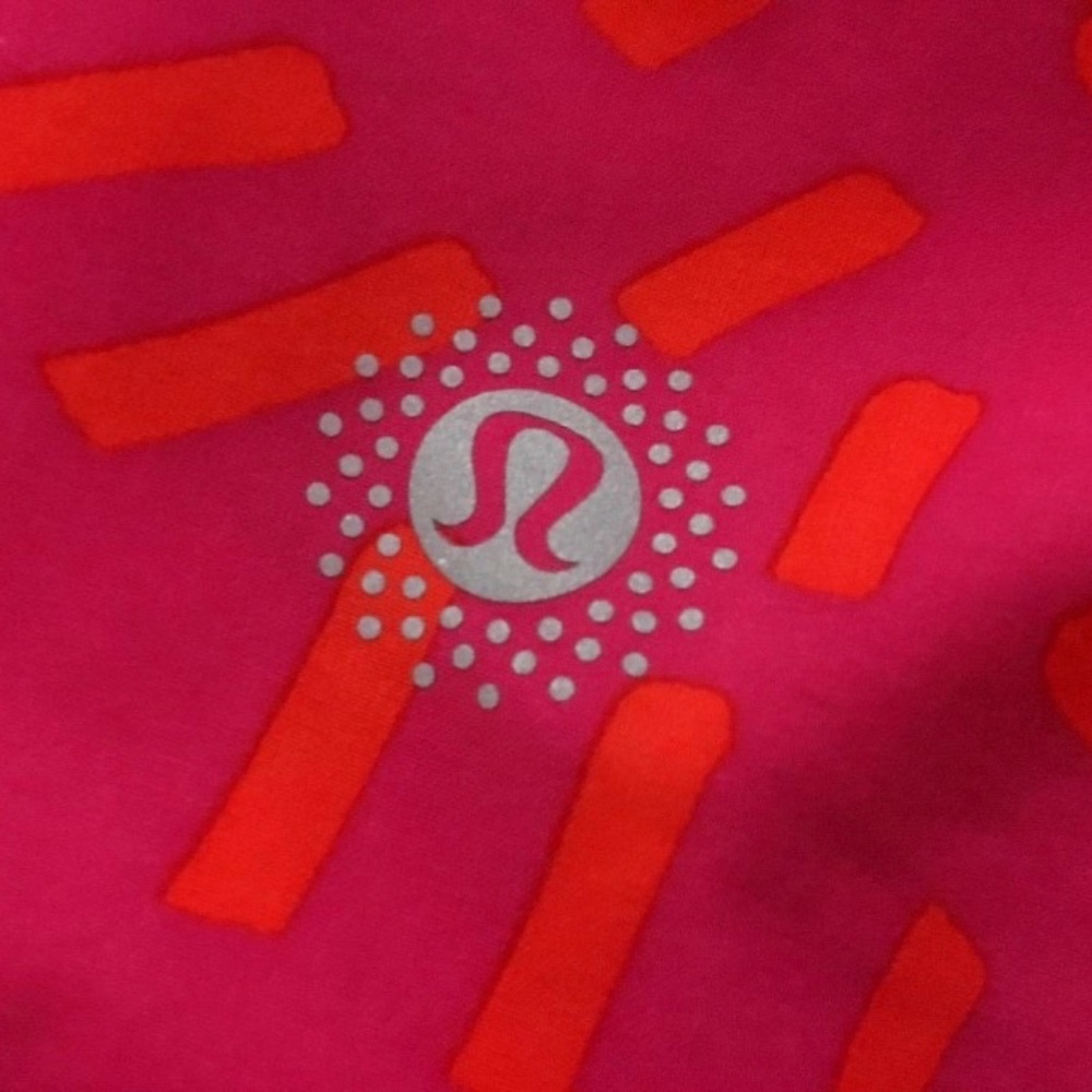 NWOT Lululemon  RARE  SeaWheeze Fuchsia with Red Squiggles Speed Short Size 6
